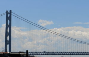 明石海峡大橋と南の空と白い雲