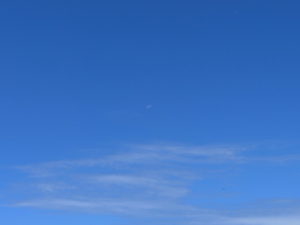真っ青な空と白い雲の筋